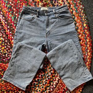 Abercrombie Curve Love High Rise ‘90s Relaxed Jean size 29/8
